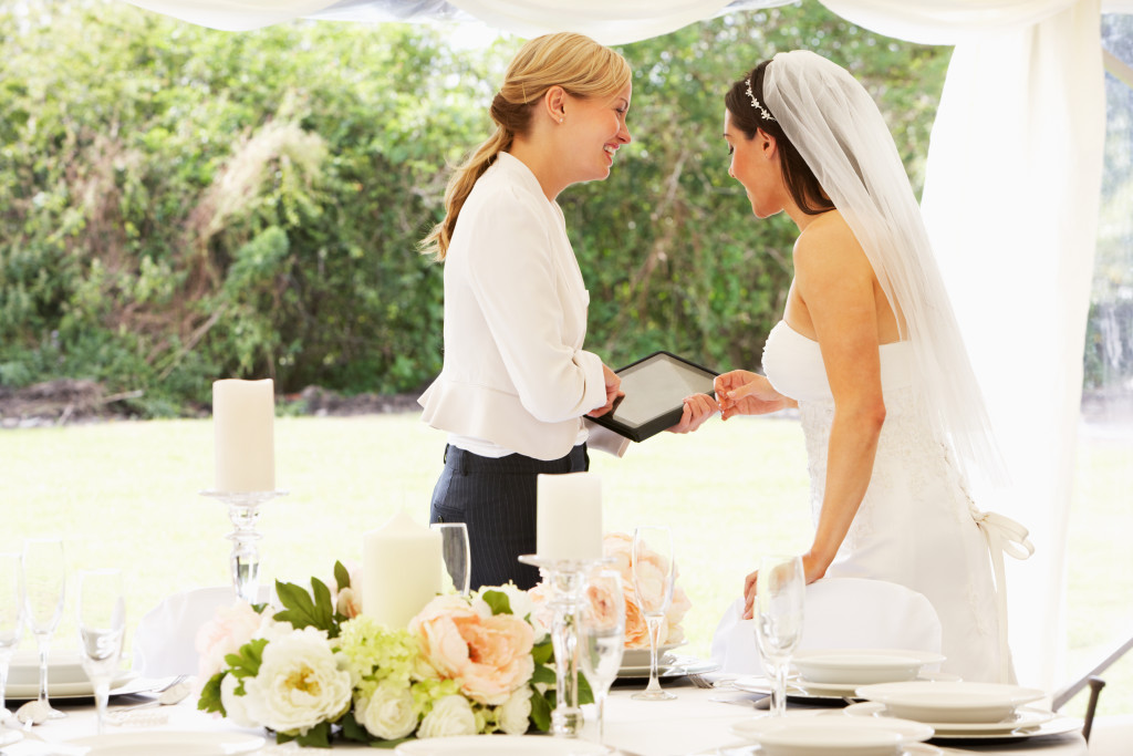 A planner talking to a bride in the venue
