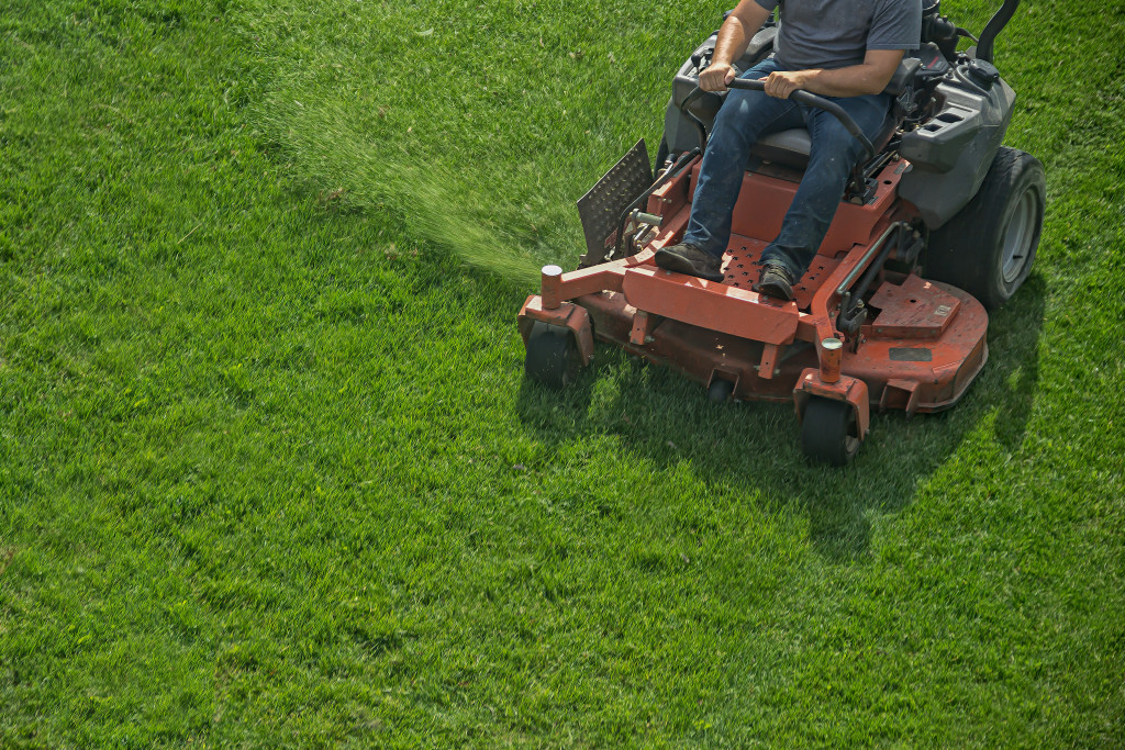 Landmower cutting grass